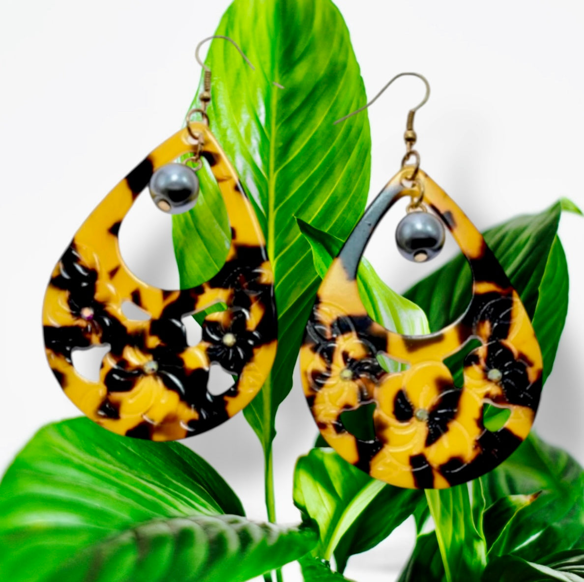 Laie - Pre-Order Faux Turtle Shell With Black Pearl Earrings