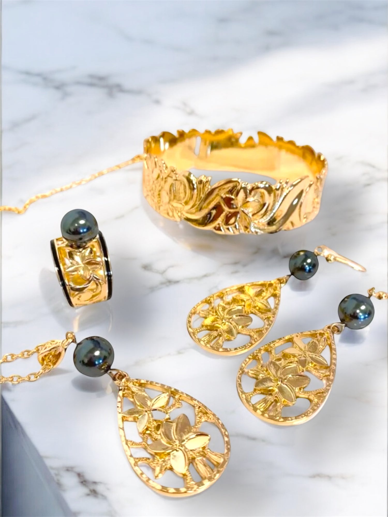 Hawaiian Hamilton Gold Jewelry Collection