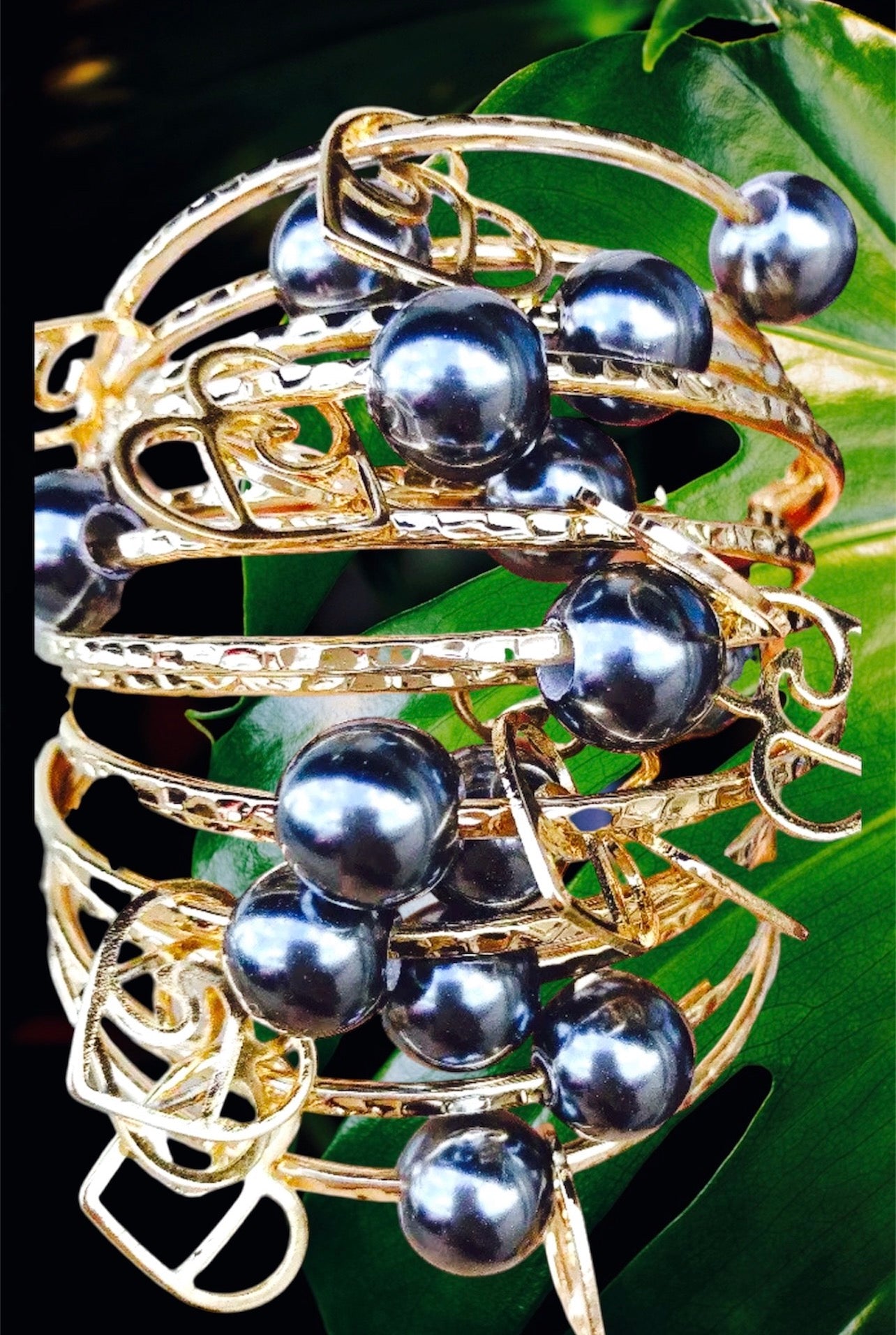 Oka-Pre-Order-Straight Bangle with Heart Wave Charm and Black Shell Pearl