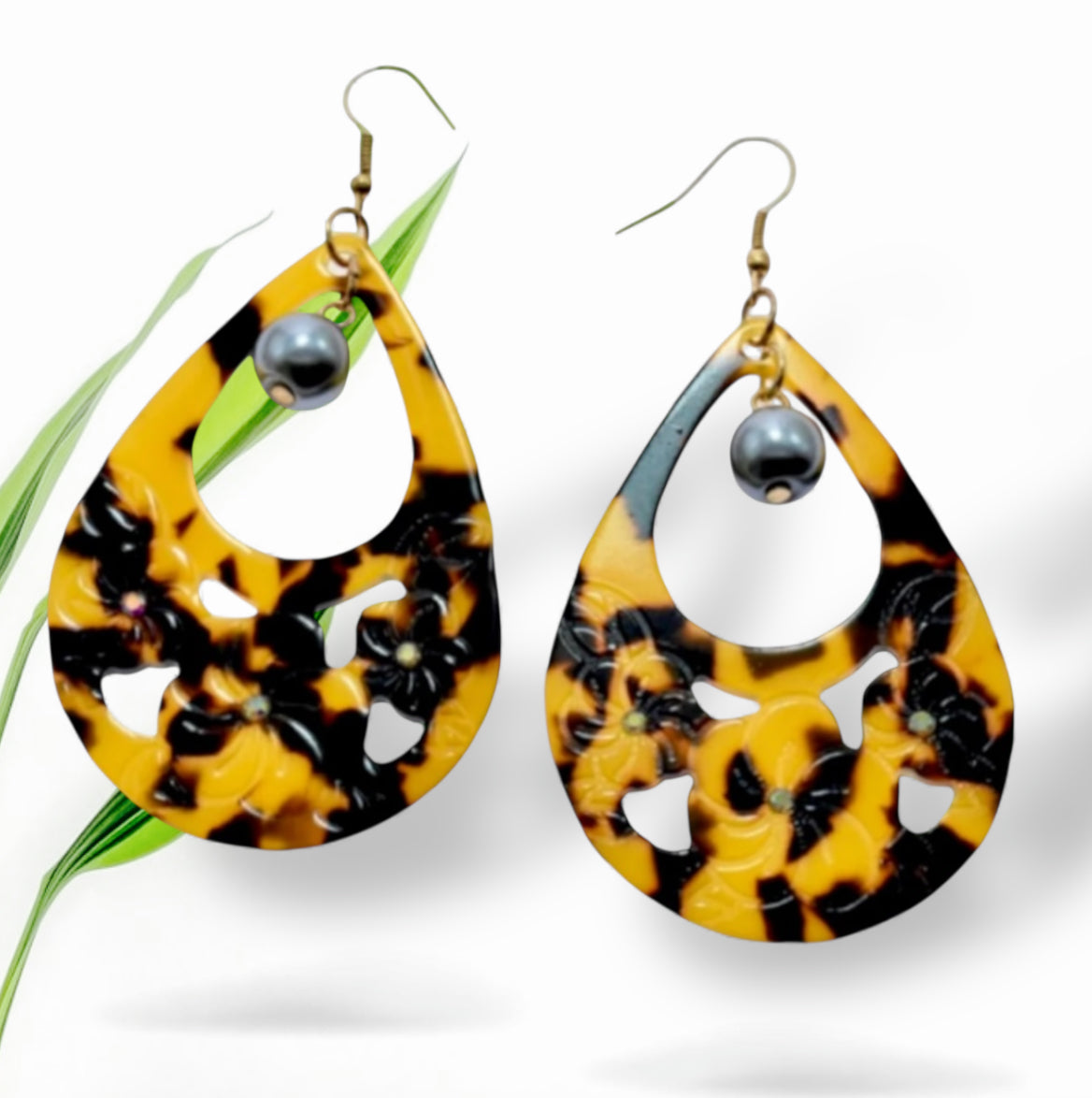 Laie - Pre-Order Faux Turtle Shell With Black Pearl Earrings